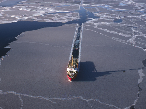 Seismic ship towing a small array through sheet ice